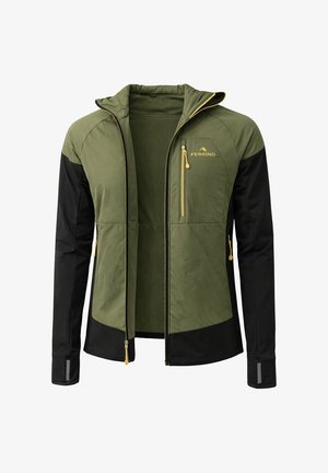 Giacca softshell verde e nera con cerniere gialle, tasca sul petto, cerniera frontale completa e dettagli riflettenti sui polsini delle maniche.