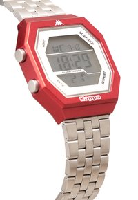 Digital klocka med en röd rektangulär urtavla, metallisk silver länkband, har LCD-display, knappar för att ställa in tiden och varumärkeslogotyp.