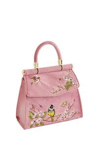 Bolso de mano de terciopelo rosa con una forma estructurada. Presenta herrajes dorados y bordados florales con pájaros y abejas. Asa acolchada para mayor comodidad.