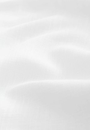 Tissu blanc avec une texture douce et lisse et un léger éclat. Le matériau semble léger et légèrement translucide, avec des plis subtils.