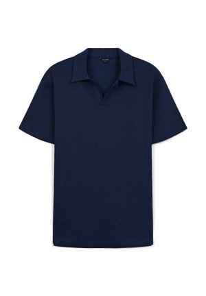 Polo shirt blu navy a maniche corte con tessuto texturizzato, colletto aperto e vestibilità morbida. Nessun logo o motivo visibile.