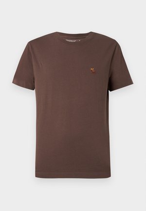 Tricou din bumbac maroniu cu guler rotund și mâneci scurte, având un mic logo brodat cu un elan galben și maroniu pe piept.