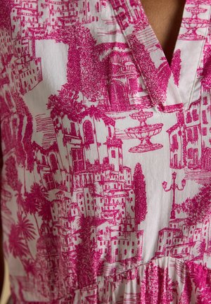 Valkoinen kangas, jossa on yksityiskohtaisia magentanvärisiä arkkitehtuurisia ja puutarhamaisia kohtauksia, mukaan lukien rakennuksia, puita, suihkulähteitä ja katuvalaisimia vaatteessa.