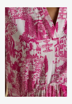 Valkoinen kangas, jossa on yksityiskohtaisia magentanvärisiä arkkitehtuurisia ja puutarhamaisia kohtauksia, mukaan lukien rakennuksia, puita, suihkulähteitä ja katuvalaisimia vaatteessa.