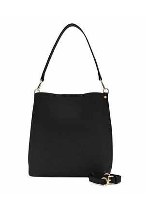 Sac à bandoulière noir en matériau lisse. Présente un haut arrondi, un corps plat et une bandoulière détachable avec des détails en métal doré.