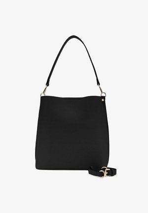 Sac à bandoulière noir en matériau lisse. Présente un haut arrondi, un corps plat et une bandoulière détachable avec des détails en métal doré.