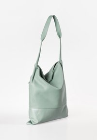 Groene leren handtas met een zachte, slappe vorm, voorzien van een brede schouderband en een gladde afwerking. Eenvoudig ontwerp zonder extra patronen of accenten.