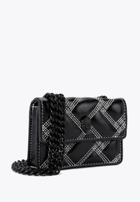 Borsa a mano in pelle nera con design trapuntato, cuciture bianche, tracolla a catena e un emblema decorativo sul davanti. Forma compatta e rettangolare.