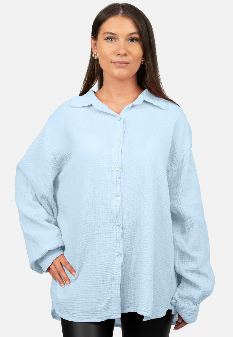 Chemise à manches longues bleu clair avec des boutons, fabriquée en tissu froissé ; présente un col et une coupe décontractée avec des épaules basses.