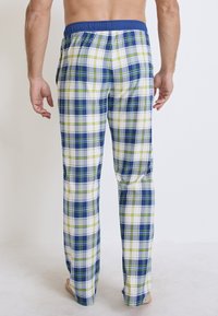 Geruite slaapbroek in blauw, groen en wit; heeft een elastische tailleband en zijzakken, met een losse pasvorm voor comfort.