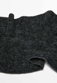 Tessuto in misto lana grigio carbone, texture morbida, bordo leggermente irregolare, con una superficie visibile pelosa e senza motivi distinti.