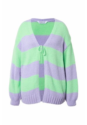Strickjacke mit tiefem V-Ausschnitt, die abwechselnd horizontale Streifen in hellgrün und lavendel zeigt. Enthält einen Bindegurt und gerippte Bündchen.
