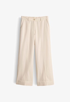 Beige Hosen mit weitem Bein, vorn mit Biesen, seitlichen Taschen, Knopfverschluss und einem Bund mit Gürtelschlaufen, vor einem schlichten Hintergrund dargestellt.