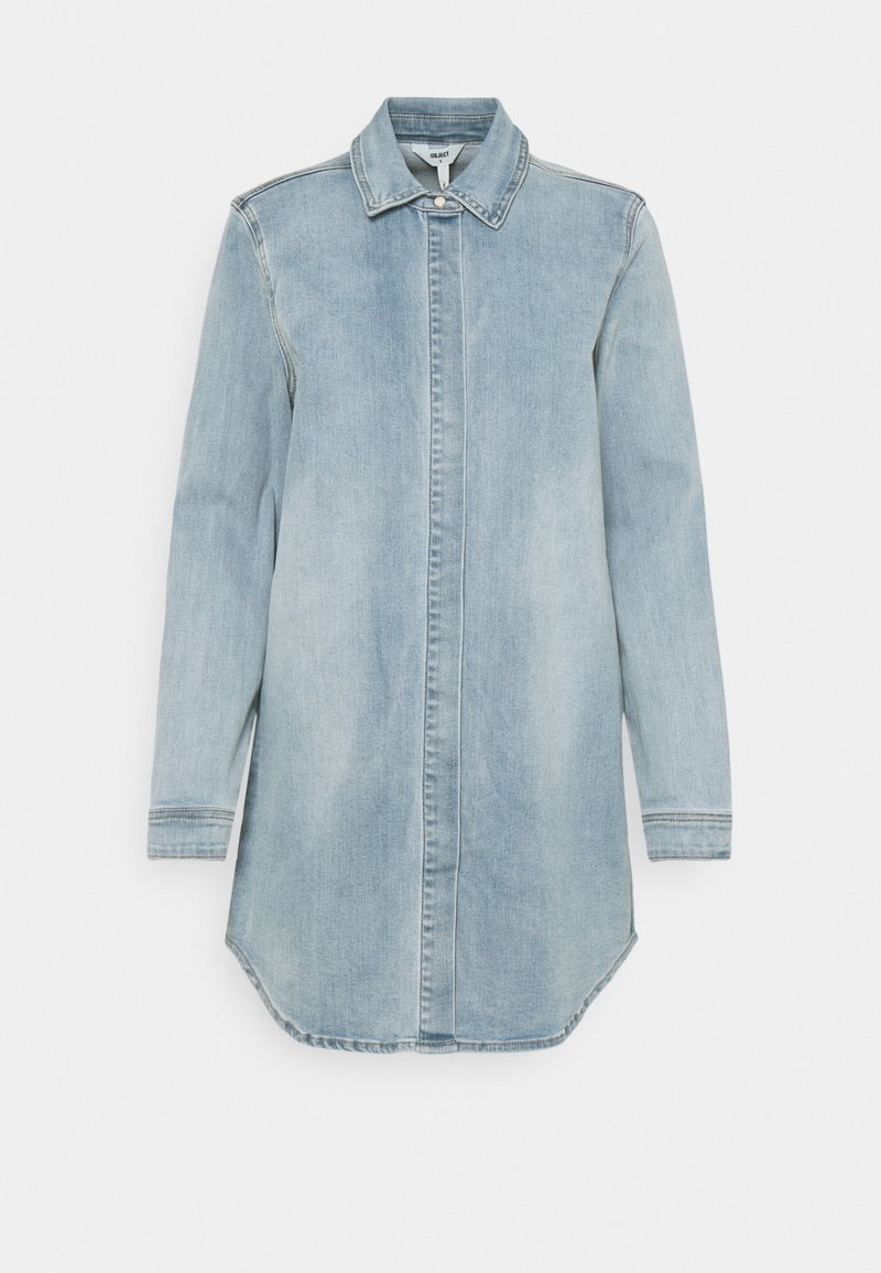 Robe chemise en denim bleu clair avec un col, des manches longues, une fermeture boutonnée à l'avant et un ourlet incurvé avec des fentes latérales.