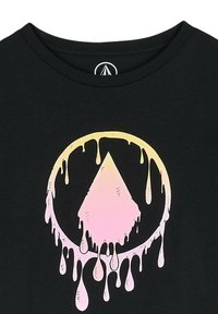 Svart t-shirt med en central grafik: en droppande triangel i pastellgradient inom en cirkulär kontur, vilket skapar en lagertextureffekt.