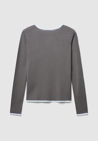 Maglia grigia a maniche lunghe con texture a coste, scollatura rotonda e bordi azzurri chiari lungo il colletto e i polsini.