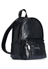 Czarny plecak z syntetycznej skóry z łukowatym wierzchem, strukturalnym wykończeniem, przednią kieszenią na zamek błyskawiczny oraz regulowanymi paskami. Posiada logo z metalowymi elementami w kolorze srebrnym.