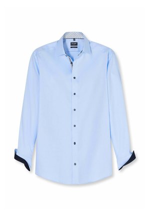 Hellblaues Langarm-Herrenhemd mit einem gemusterten Innenkragen und dunklen, kontrastierenden Innenmanschetten, vorne durchgehend mit Knöpfen versehen.