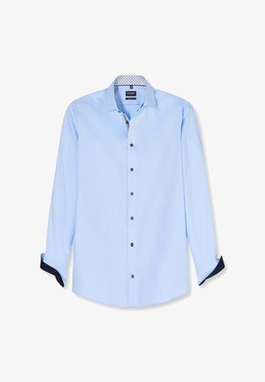 Hellblaues Langarm-Herrenhemd mit einem gemusterten Innenkragen und dunklen, kontrastierenden Innenmanschetten, vorne durchgehend mit Knöpfen versehen.