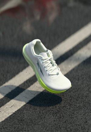 ESCALANTE 4 - Zapatillas running asfalto - white/lime