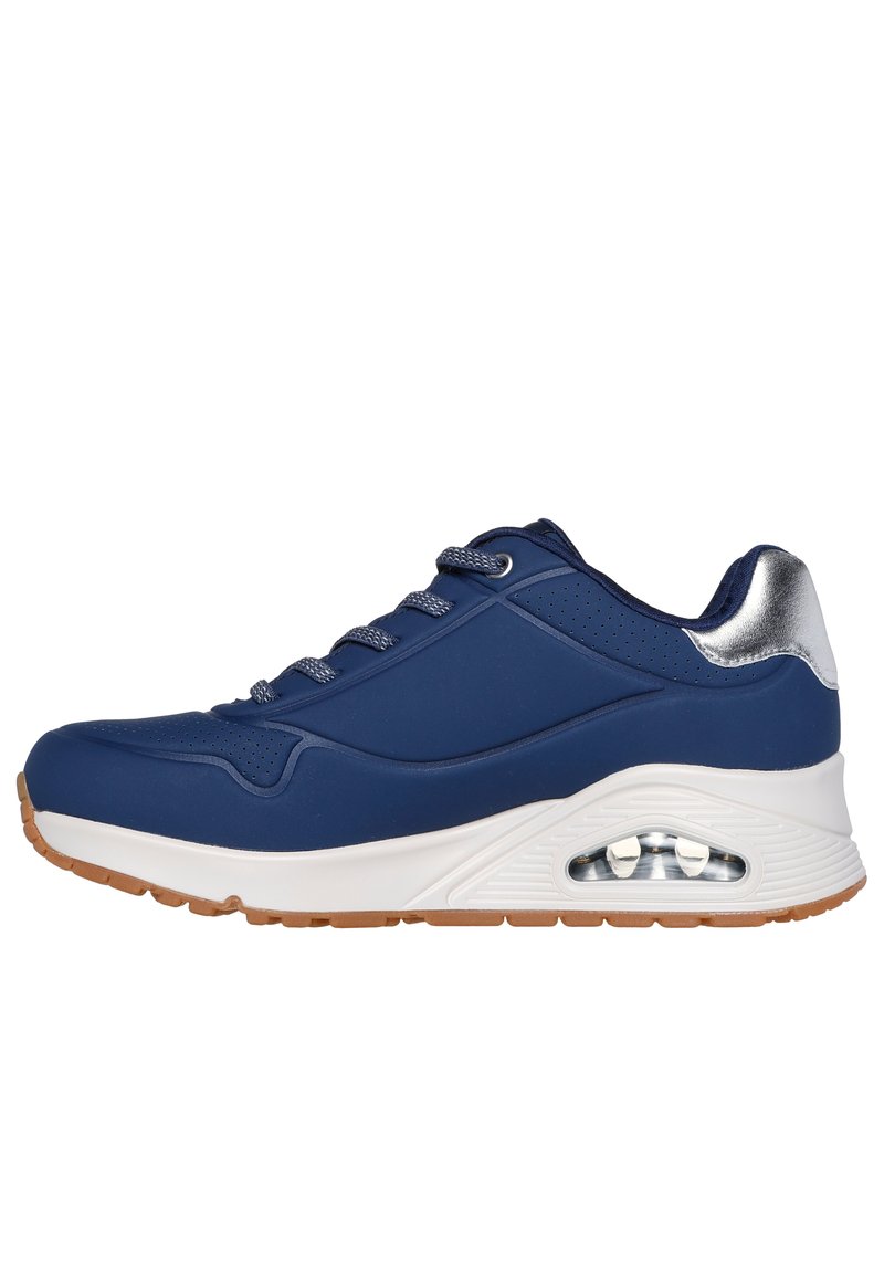 Marine atletiske sneakers med en glatt overflate, hvit mellomsole, gummisåle og sølvaktig hæl. Har luftdemping og strukturert overdel.