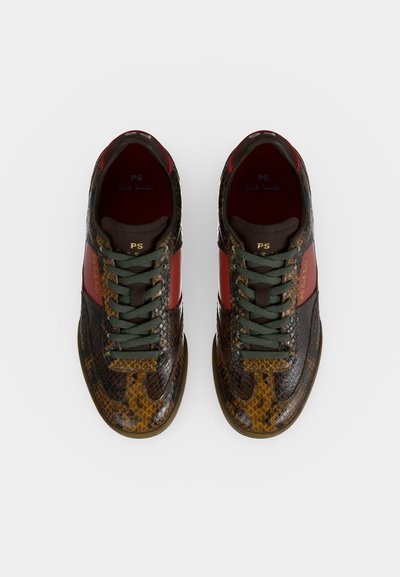 Ζευγάρι καφέ και μαύρα sneakers με σχέδιο από δέρμα φιδιού, με σκούρα πράσινα κορδόνια και κόκκινα πλαϊνά πάνελ, από πάνω σε λευκό φόντο.