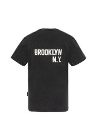 T-shirt noir à manches courtes avec texte blanc "BROOKLYN N.Y." imprimé sur le haut du dos.