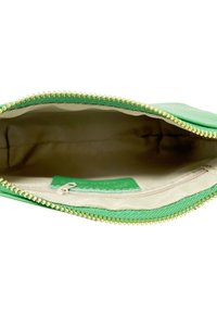 Grön dragkedjefodral med detaljer i guld; insidan är i beige tyg med en liten dragkedjeficka och en grön etikett. Slät textur, rektangulär form.