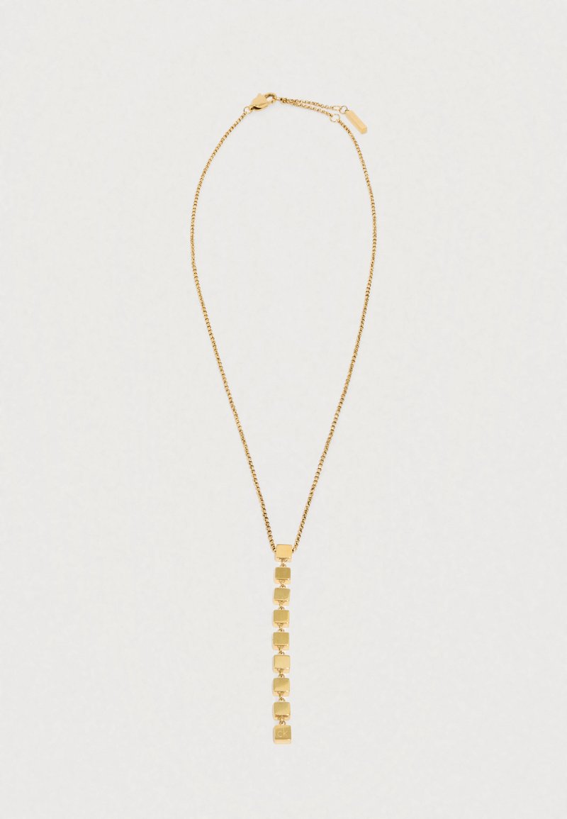 Zlatě tónovaný náhrdelník s řetězovým designem obsahující obdélníkové články a vertikální přívěsek z naskládaných čtverců, který má hladký povrch.