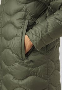 Peak Performance HELIUM COAT - Donsjas - pine needle