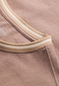Unselected, light brown
