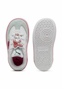 Baskets blanches et roses avec des accents en daim, présentant un personnage de dessin animé sur la languette, semelle extérieure en caoutchouc texturé et intérieur en mesh.
