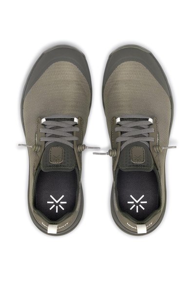 Zapatillas deportivas ligeras de color verde oliva con parte superior de malla texturizada, sistema de cordones elásticos y plantilla negra contrastante con detalle de logo.