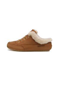 Sneaker in pelle marrone con un morbido colletto in pelliccia color crema, occhielli dorati e una suola in gomma strutturata. Presenta un discreto dettaglio del marchio sul lato.