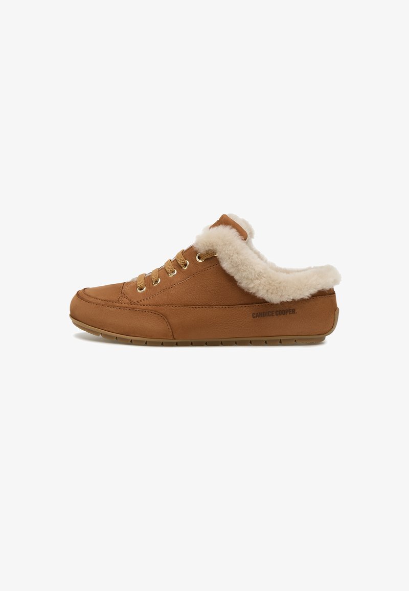 Sneaker in pelle marrone con un morbido colletto in pelliccia color crema, occhielli dorati e una suola in gomma strutturata. Presenta un discreto dettaglio del marchio sul lato.
