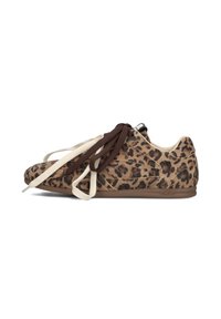 Leopardprint sneakers van zacht materiaal, met bruine en beige veters, een lage profiel en een rubberen zool voor verbeterde flexibiliteit.