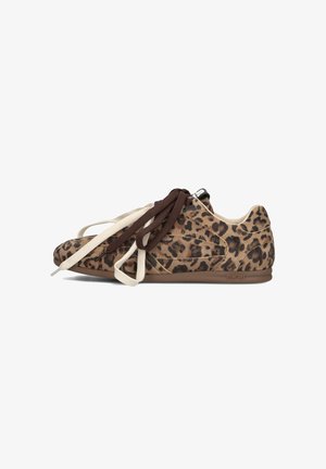 Leopardprint sneakers van zacht materiaal, met bruine en beige veters, een lage profiel en een rubberen zool voor verbeterde flexibiliteit.