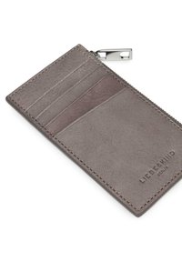Grauer Lederkartenhalter mit Reißverschluss, mehreren Kartenfächern und geprägtem Markenlogo. Glatte Textur mit feinen Maserungsdetails.