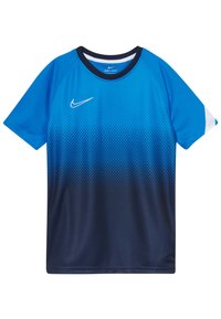 Camisa deportiva de gradiente azul con mangas cortas, que va de un azul claro a un azul marino oscuro, con patrones de puntos y un logotipo blanco.