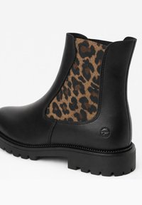 Μαύρο δερμάτινο μποτάκι αστραγάλου με χοντρή σόλα και καφέ ελαστική πλαϊνή φάσα με λεοπάρ μοτίβο.