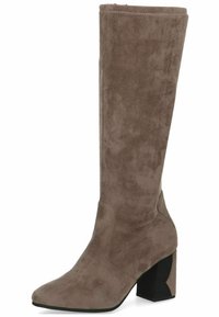 Stivale in camoscio al ginocchio color taupe con punta affusolata e tacco a bloco. Presenta cuciture minime e una superficie texturizzata per una migliore aderenza.