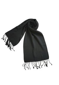Écharpe noire en tissu doux, de forme rectangulaire avec des bords à franges pour ajouter de la texture. Surface lisse avec une finition mate.