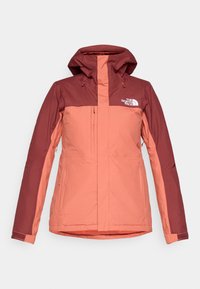 Dame utendørsjakke i oransje og maroon, med hette, glidelåslommer og en strukturert design med vanntett materiale.