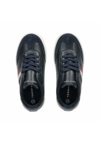 Sneakers in pelle blu navy con suola bianca, lacci scuri e un design a strisce rosse e bianche. Presentano una punta arrotondata e una soletta imbottita.