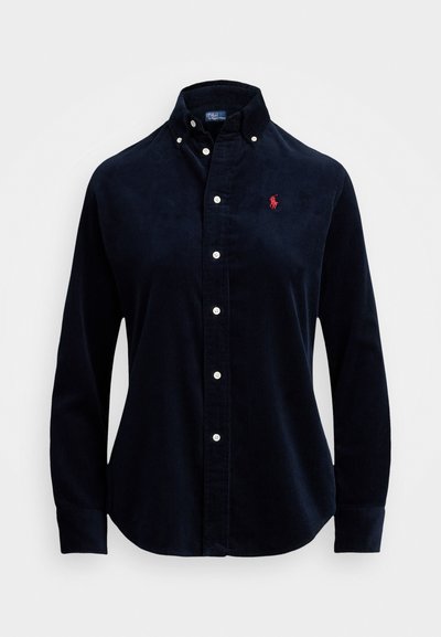 Ναυτικό καρό πουκάμισο με γιακά που κουμπώνει, που διαθέτει λευκά κουμπιά και αντίθετο κόκκινο κεντητό λογότυπο στο αριστερό στήθος.