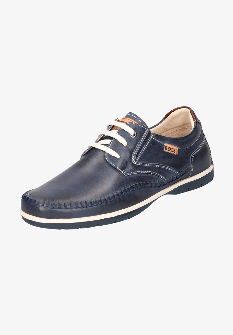 Zapato de cuero navy con cordones blancos, detalles de costura y un acabado suave. Presenta un acento en tono marrón y una suela de goma flexible.