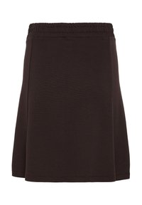 Jupe marron foncé longueur genou avec taille élastique et tissu simple et lisse, présentée à plat sur fond blanc.