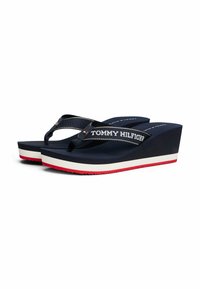 Infradito blu navy con design a zeppa, dotati di una fascia con marchio e una suola testurizzata; dettagli rossi e bianchi lungo la base per un contrasto.
