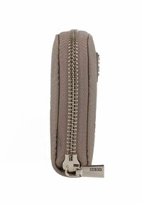 Ritsportemonnee in gedempte beige kleur, met een gestructureerd materiaal en een sluiting met zilverkleurige rits met gravure. Compact en rechthoekig van vorm.