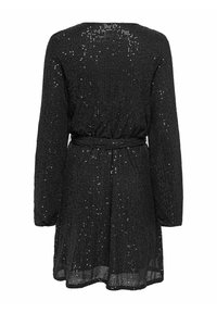 Crna haljina dugih rukava, s teksturom od šljokica, remenom u struku i širokim krojem s lepršavim rubom.